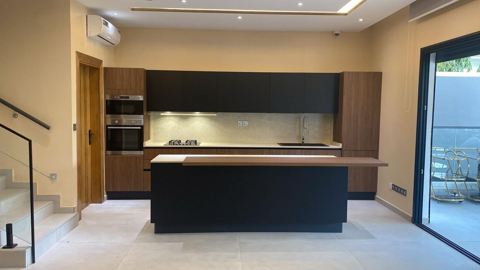 Appartement à Dakar, cuisine Erika anthracite et bar