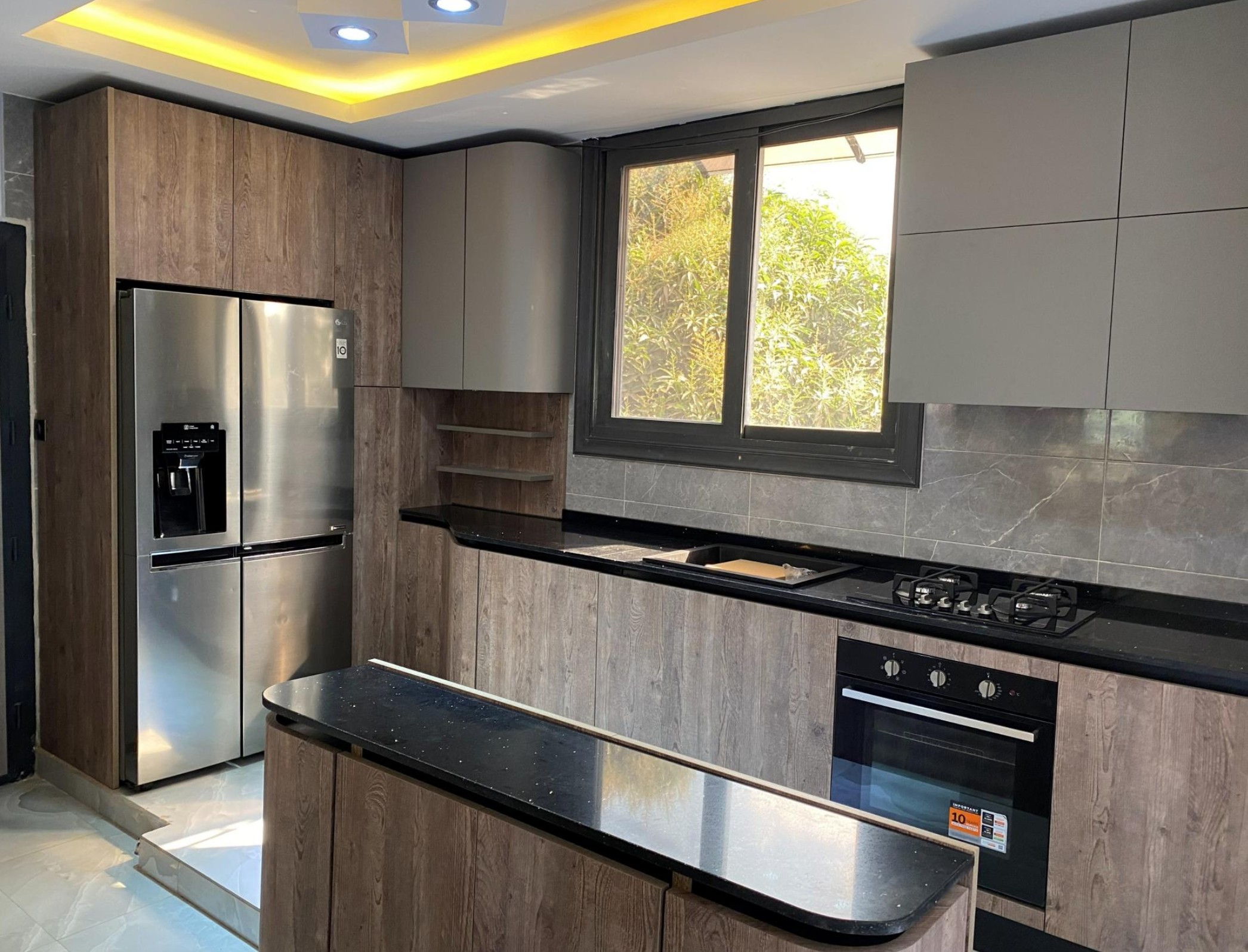 Villa à Dakar, cuisine Penelope bois et gris perle